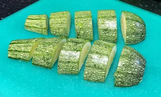 Шаг 4: Нарезка кабачка (Крок 4: Нарізка кабачка)