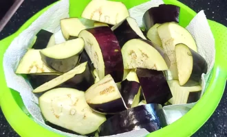 Шаг 5: Обсушиваем баклажаны (Крок 5: Обсушуємо баклажани)