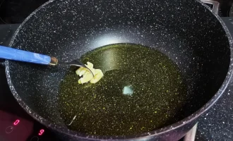 Шаг 6: Обжарка чеснока в масле (Крок 6: Обсмажування часнику в олії)