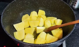 Шаг 7: Обжарка картофеля (Крок 7: Обсмажування картоплі)