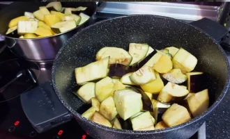 Шаг 8: Добавляем баклажаны и кабачок (Крок 8: Додаємо баклажани та кабачок)