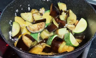 Шаг 9: Добавляем лук (Крок 9: Додаємо цибулю)