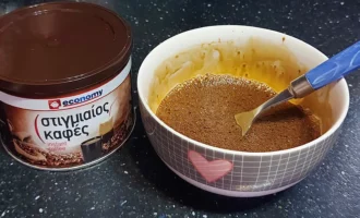 Шаг 1: Растворение кофе в молоке (Крок 1: Розчинення кави в молоці)