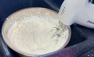 Шаг 2: Взбиваем сливки (Крок 2: Збиваємо вершки)