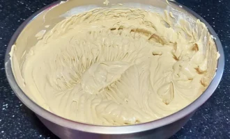 Шаг 3: Смешиваем кофейный крем со сливками (Крок 3: Змішуємо кавовий крем із вершками)