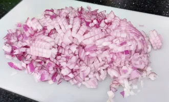 Шаг 1: Нарезка лука (Крок 1: Нарізання цибулі)