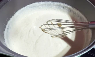 Шаг 10: Готовим соус Бешамель (Крок 10: Готуємо соус Бешамель)