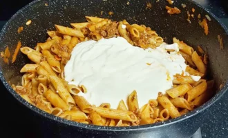 Шаг 11: Смешиваем макроны с фаршем и частью крема (Крок 11: Змішуємо макарони з фаршем та частиною крему)