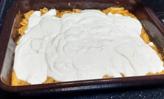 Шаг 12: Добавляем оставшийся соус Бешамель (Крок 12: Додаємо соус Бешамель, що залишився)