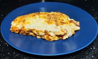 Шаг 15: Даем остыть и нарезаем порции (Крок 15: Даємо охолонути і нарізаємо порції)