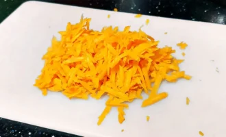 Шаг 2: Нарезка моркови (Крок 2: Нарізання моркви)