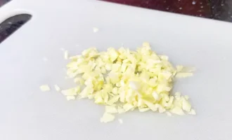 Шаг 3: Нарезка чеснока (Крок 3: Нарізання часнику)