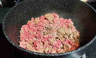 Шаг 4: Обжаривание фарша (Крок 4: Обсмажування фаршу)