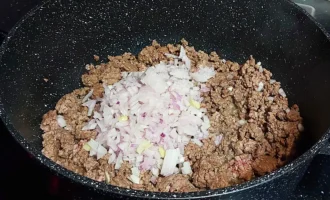 Шаг 5: Добавляем лук и чеснок (Крок 5: Додаємо цибулю та часник)