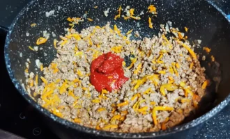 Шаг 7: Добавляем томатную пасту (Крок 7: Додаємо томатну пасту)