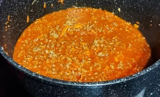 Шаг 8: Добавляем помидоры и воду (Крок 8: Додаємо помідори та воду)