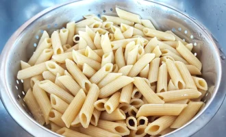 Шаг 9: Отвариваем макароны (Крок 9: Відварюємо макарони)