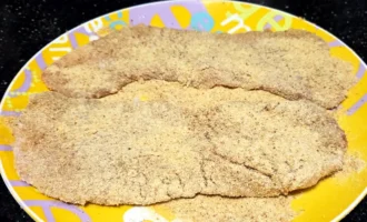 Шаг 3: Панировка мяса (Крок 3: Панірування м'яса)