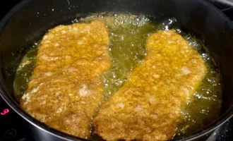 Шаг 4: Жарка шницеля (Крок 4: Смаження шніцеля)