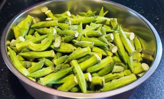 Шаг 1: Подготовка свежей бамии (Крок 1: Підготовка свіжої бамії)