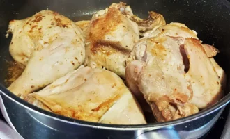 Шаг 2: Обжарка курицы (Крок 2: Обсмажування курки)