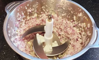 Шаг 3: Измельчение лука в блендере (Крок 3: Подрібнення цибулі в блендері)