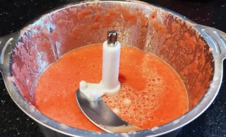 Шаг 4: Измельчение помидоров в блендере (Крок 4: Подрібнення помідорів у блендері)