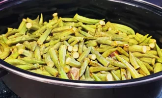 Шаг 5: Обжаривание бамии и соединение с курицей (Крок 5: Обсмажування бамії та поєднання з куркою)