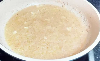 Шаг 6: Обжаривание лука с чесноком (Крок 6: Обсмажування цибулі з часником)