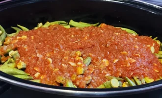 Шаг 7: Приготовление томатного соуса и заправка блюда (Крок 7: Приготування томатного соусу та заправка страви)