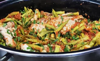 Шаг 8: Добавление петрушки и перемешивание (Крок 8: Додавання петрушки та перемішування)