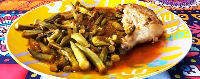 Курица с бамией в гусятнице в духовке (Курка з бамією у гусятниці в духовці)