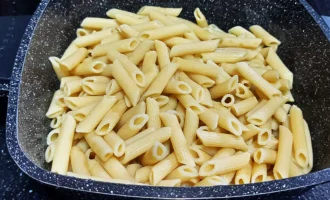 Шаг 1. Отвариваем пасту пенне до состояния al dente. (Крок 1. Відварюємо пасту пенне до стану al dente.)