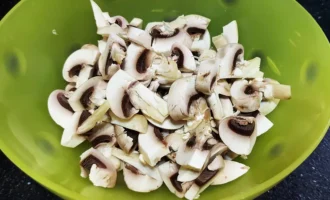 Шаг 2. Нарезка грибов (Крок 2. Нарізка грибів)