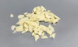 Шаг 3. Нарезка чеснока (Крок 3. Нарізка часнику)