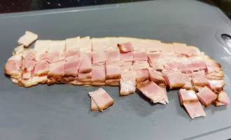 Шаг 4. Нарезка бекона (Крок 4. Нарізка бекону)