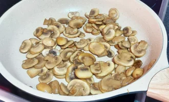 Шаг 5. Обжарка грибов (Крок 5. Обсмажування грибів)