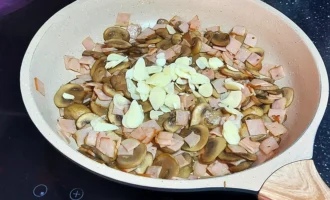 Шаг 7. Добавляем чеснок (Крок 7. Додаємо часник)