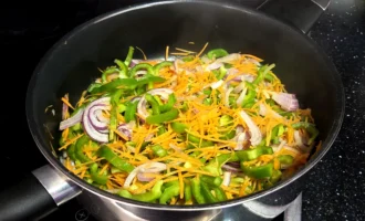 Шаг 4: Обжариваем овощи (Крок 4: Обсмажуємо овочі)