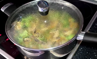 Шаг 8: Тушим под крышкой (Крок 8: Тушкуємо під кришкою)